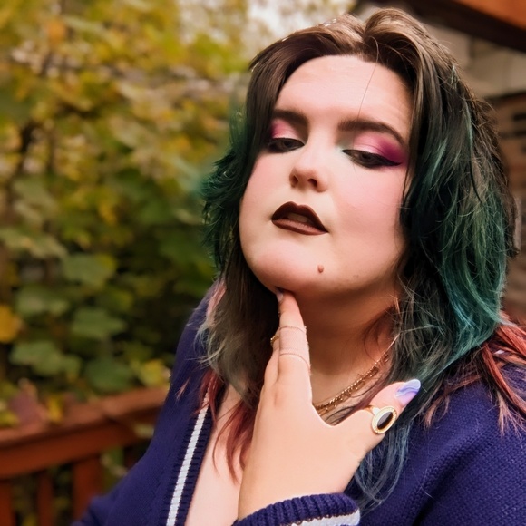 Meet your Posher, Laura - Picture 1 of 1